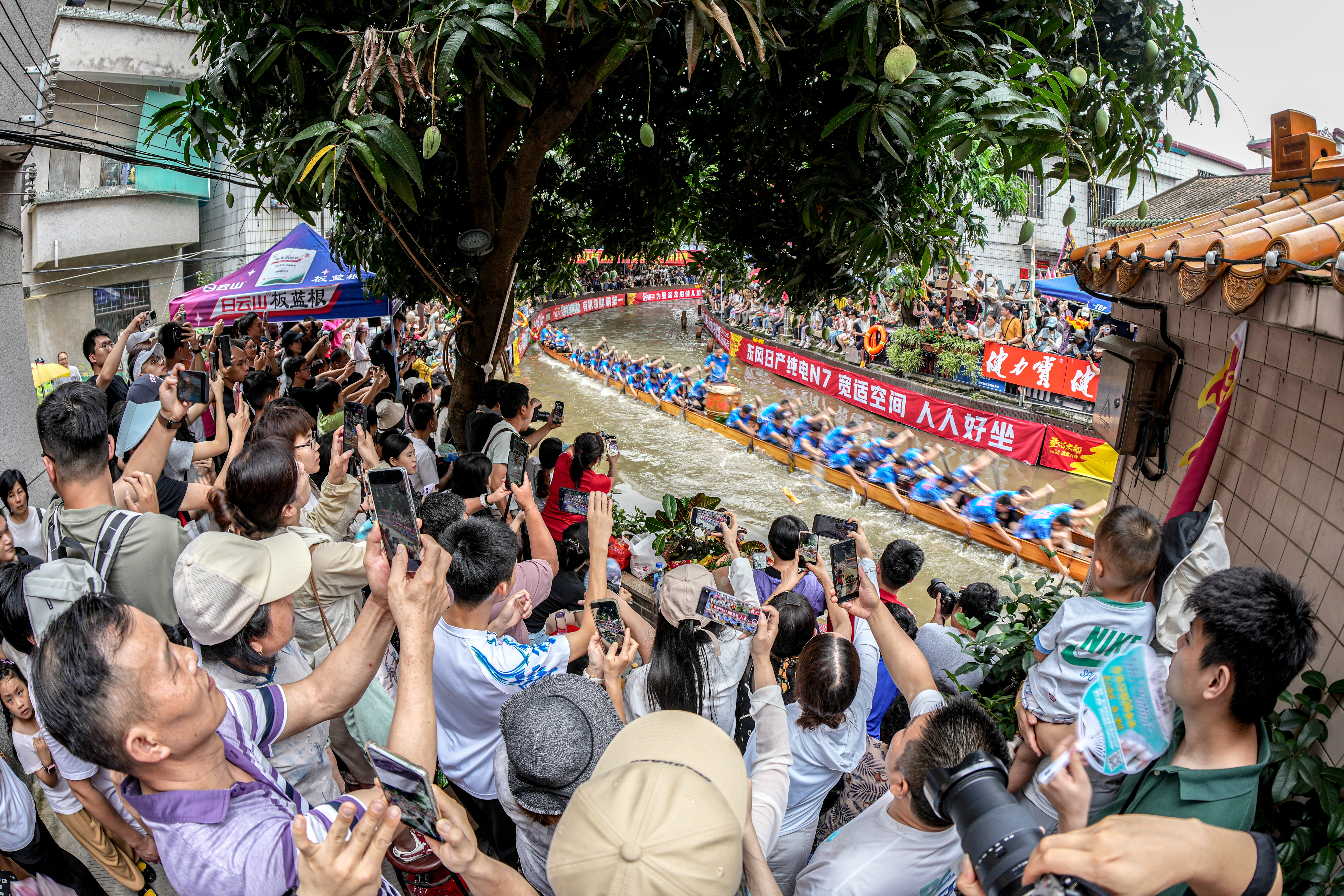 近年南海大力发展人文经济，不断擦亮在地文化。图为叠滘龙船飘移比赛。&nbsp; &nbsp;廖明璨 摄