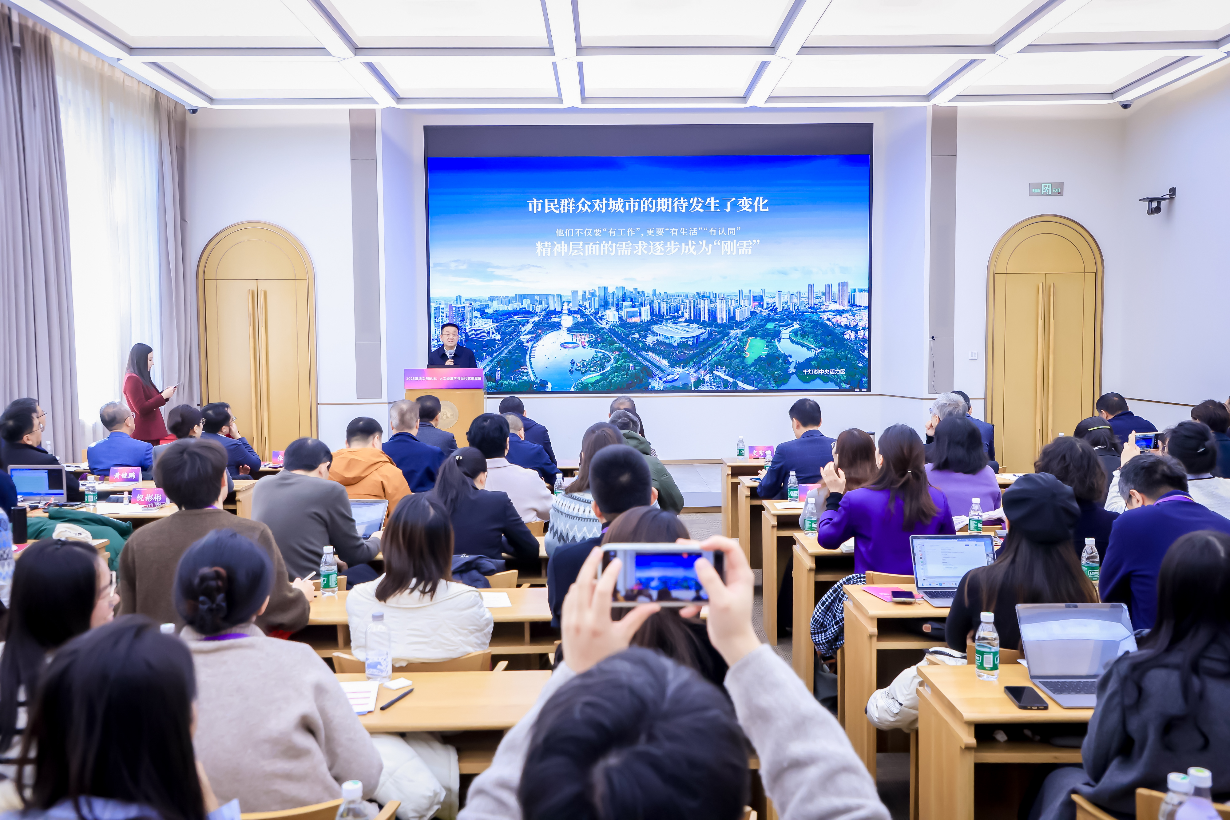 顾耀辉在清华文创论坛发表主旨演讲。南宣供图