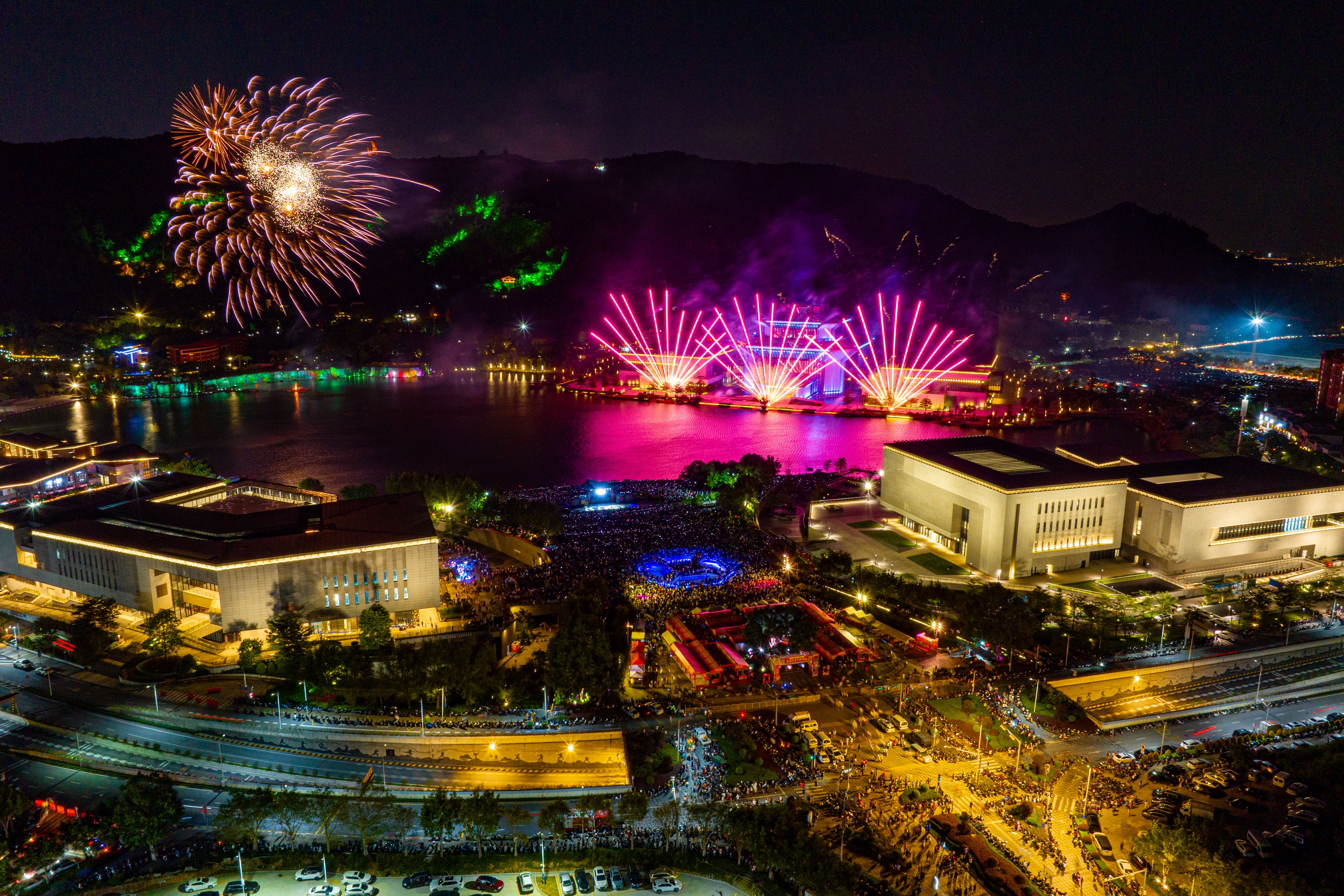 艺术赋能城乡发展指数是衡量城市人文力的重要工具。图为西樵听音湖烟花汇演。&nbsp; 南宣供图