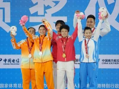 侯志慧获十五运会举重女子49公斤级冠军