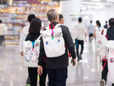 十五运会开幕式散场之后：背上“海豚包”平安归家！