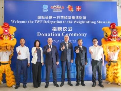 国际举联到访东莞石龙，向举重博物馆捐赠藏品