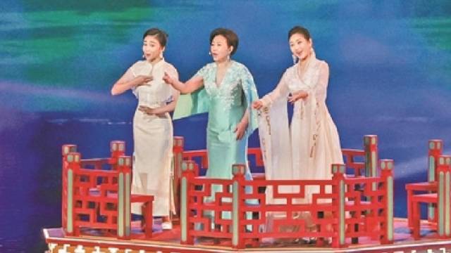 曾小敏、汪明荃、麦晓柔粤港澳三地艺术家演唱《彩云追月》