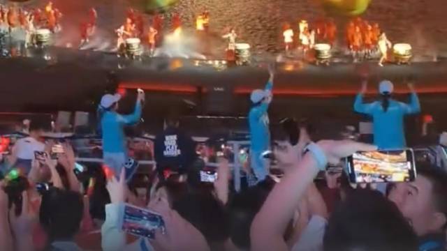 刘德华领唱《中国人》，《海阔天空》响彻夜空，网友：几万人同唱一首歌的震撼谁懂