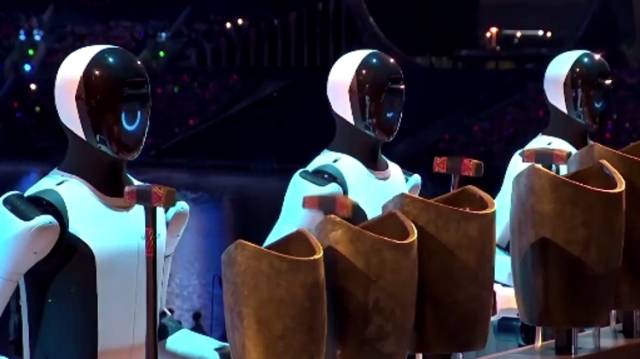 十五运开幕式深圳产机器人演奏千年青铜乐器