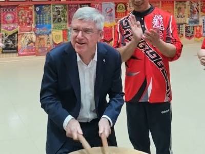 视频｜“我想当鼓手！”国际奥委会终身名誉主席巴赫体验醒狮鼓