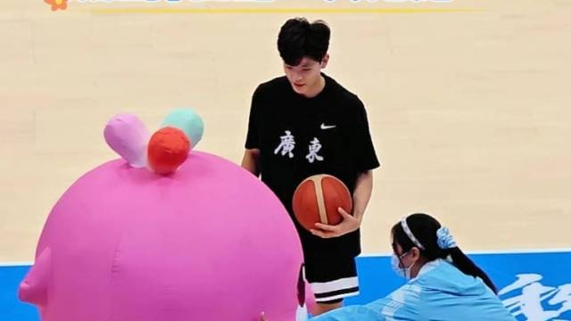 视频｜萌翻全场！广东女篮杨舒予扶起摔倒的“乐融融”