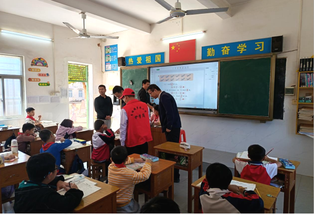 工作队前期走访了解学生对课外读物的需求 工作队前期走访了解学生对课外读物的需求