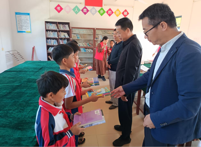 工作队在多浪小学图书室向学生发放新书 工作队在多浪小学图书室向学生发放新书