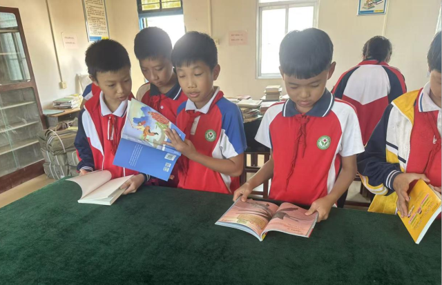 学生们在图书室阅读新的图书 学生们在图书室阅读新的图书