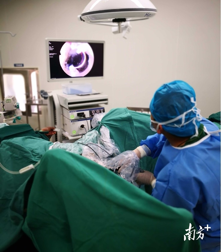 泌尿外科医生李斌与当地医护人员一起完成了林芝市首例经尿道前列腺电切术，填补了当地医疗技术空白。&nbsp; &nbsp;市一医院供图