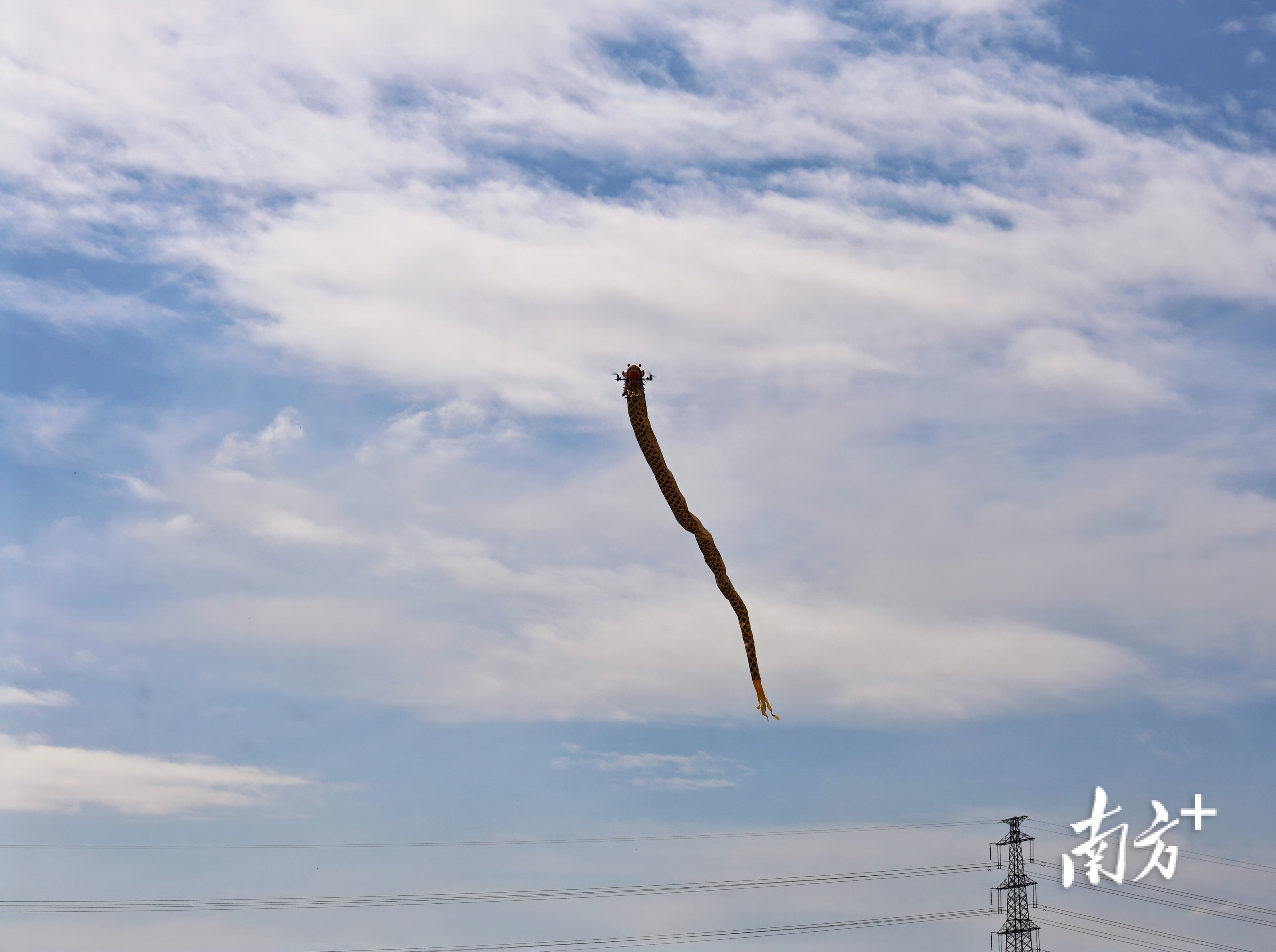 无人机悬挂香云纱，进行动态艺术展演。&nbsp;