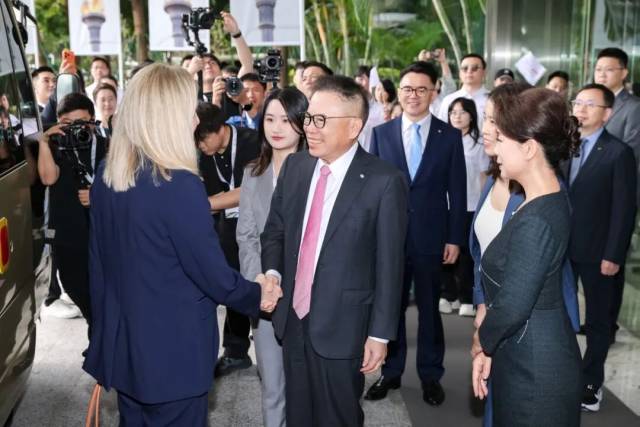 戴上VR眼镜重温夺金瞬间！国际奥委会主席考文垂首次访深