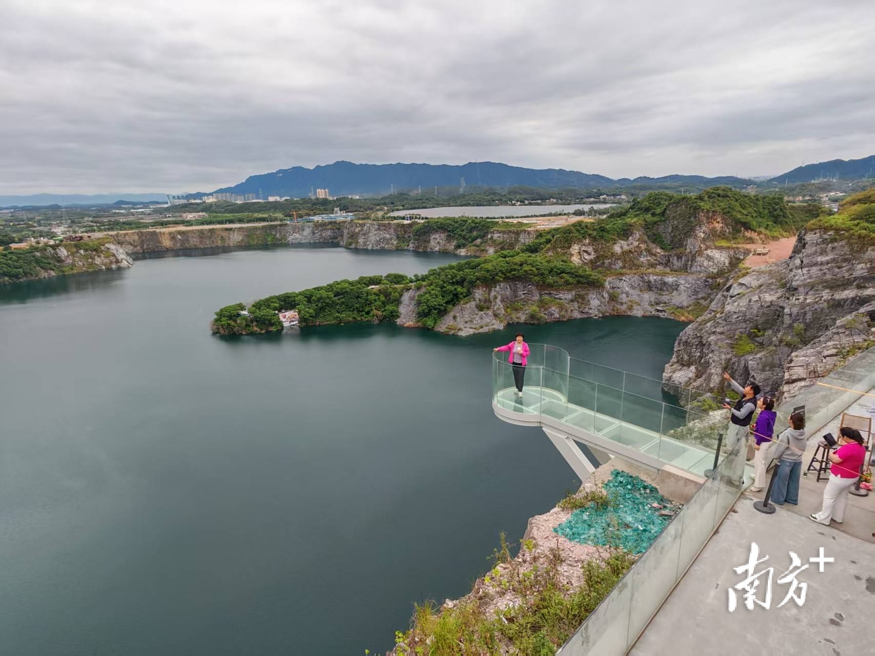 工作日,南山镇“蓝眼泪”矿山湖人气不减。 南方+ 尹辅华 拍摄 工作日,南山镇“蓝眼泪”矿山湖人气不减。 南方+ 尹辅华 拍摄