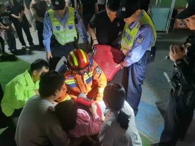 幼童腿部被卡秋千，江海多方力量联合施救成功脱险