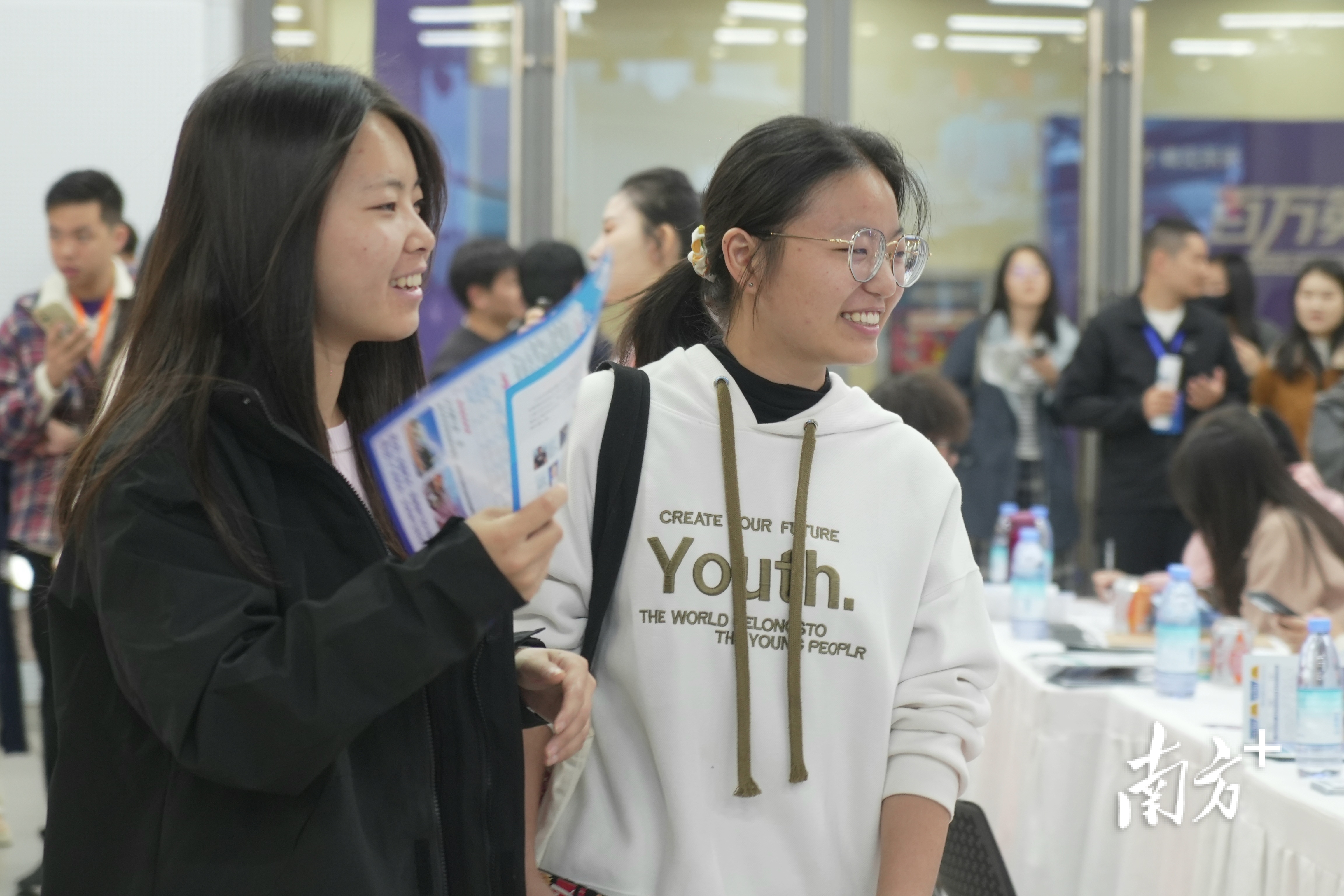 招聘会现场，学生四处寻找心仪单位。