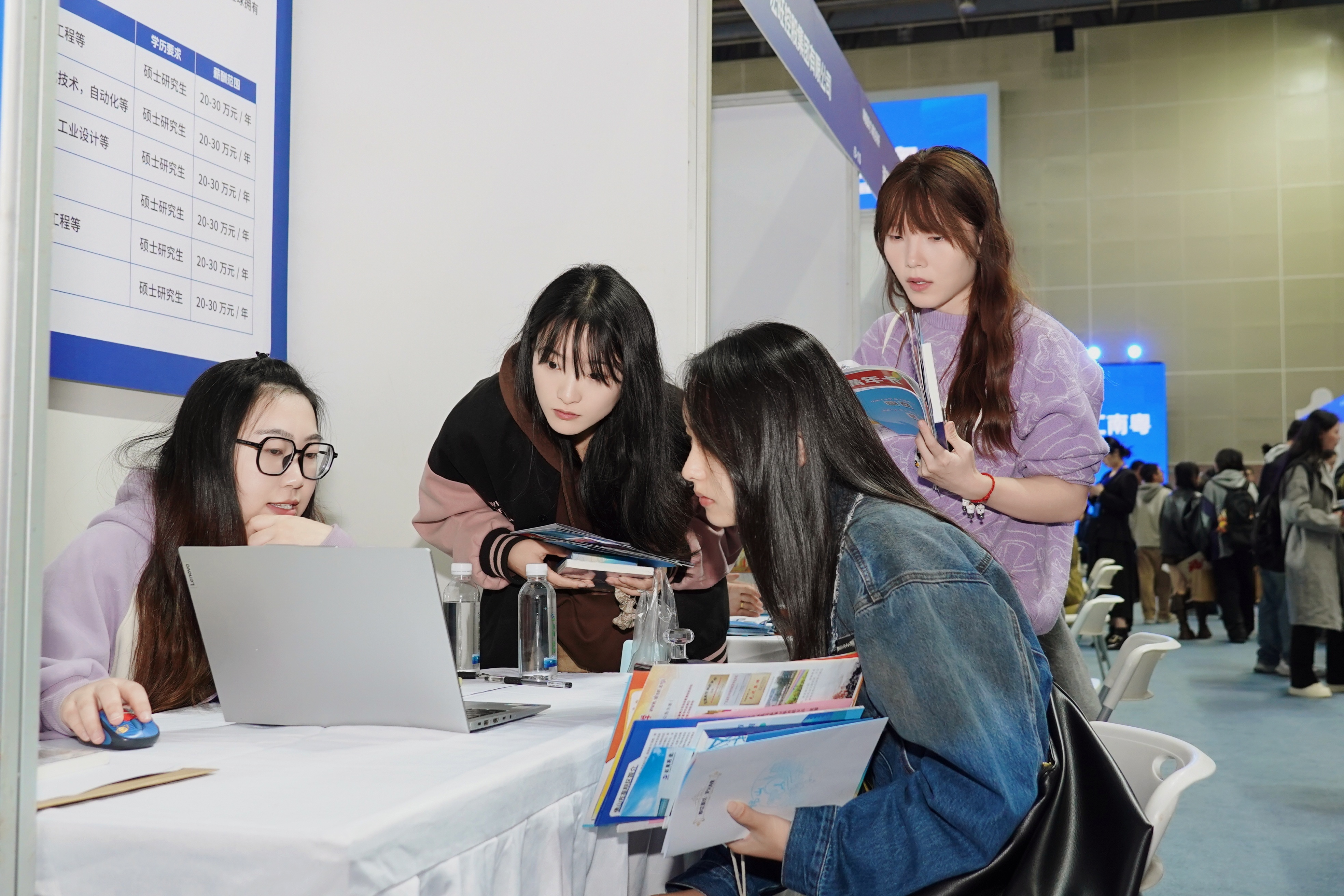 在南京大学（仙林校区）招聘现场，学子们向企业HR咨询岗位情况。佛山市人社局供图