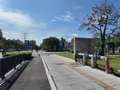 人行道修复“上新”，家长接娃不再“硌脚” ｜小微实事 暖心蓬江