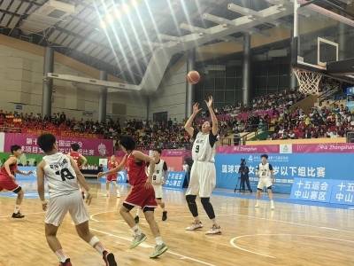 山东队获全运会U18女篮冠军，女版“姚明”张子宇把金牌带回家