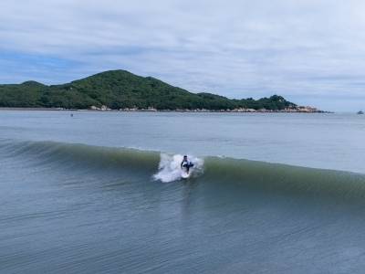 十五运冲浪项目汕头开赛，56名选手青澳湾“劈波斩浪”