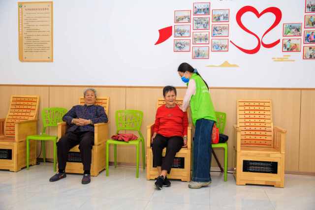 护工为老人们操作扶阳椅。