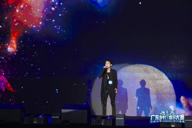 谢国宝在省半决赛演唱《空心》。  吴秒衡 摄