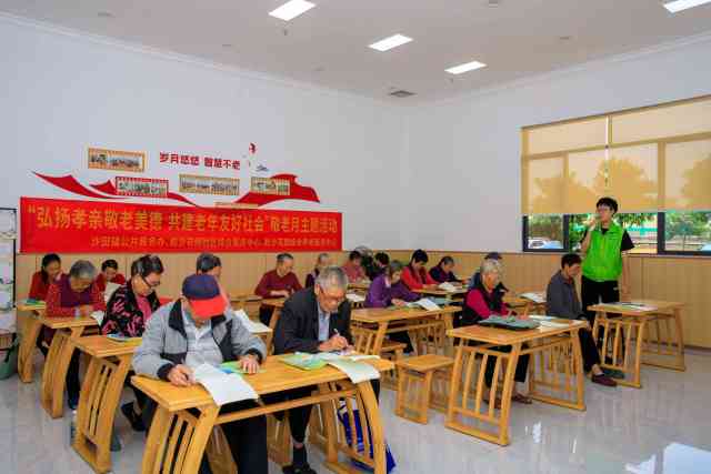 老人们在综合养老服务中心上识字班。