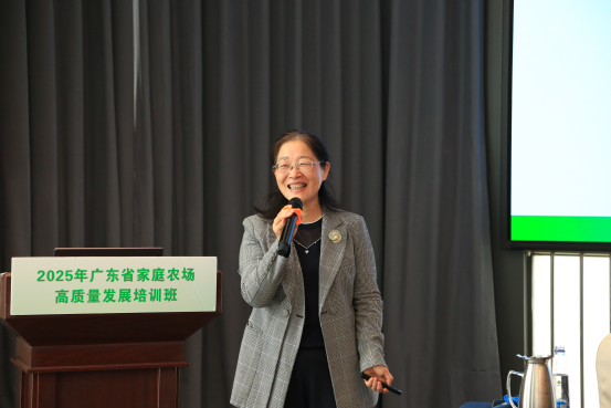 华南农业大学国家农业制度与发展研究院执行院长胡新艳授课。