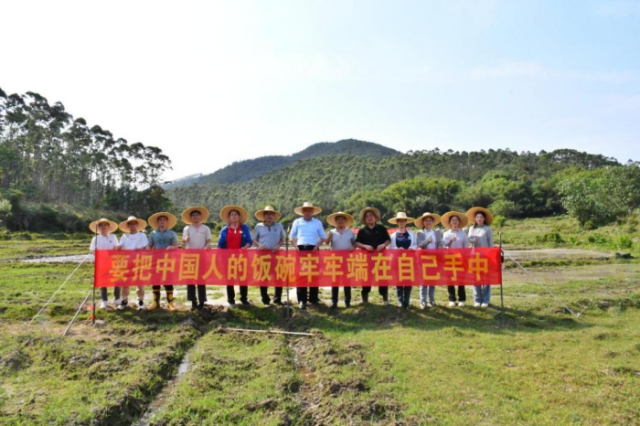 驻织篢镇帮镇扶村工作队合照。