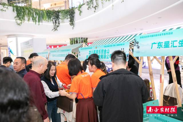 企业展位人气旺。