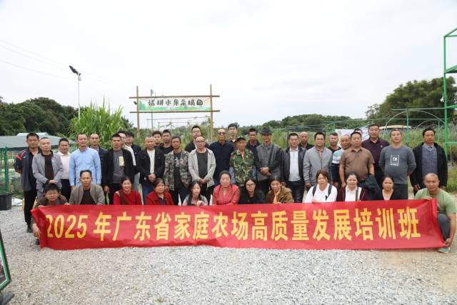 部分学员合影。