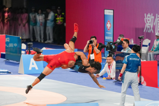 2025年11月11日，摔跤比赛男子自由式74公斤级，云南队金文猛对战重庆队黄锦斌比赛现场。清远日报记者 邱炜民 摄