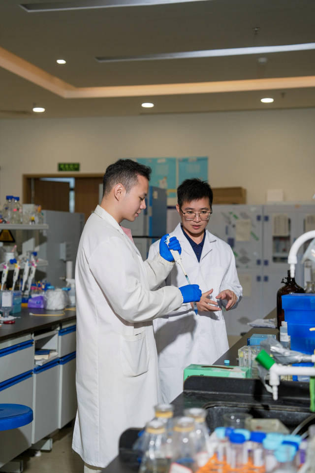 陈森华指导学生开展实验。 陈森华指导学生开展实验。