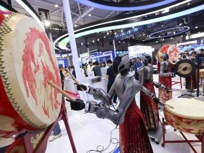 高交会名场面！机器人乐队弹琴打鼓，人气拉满