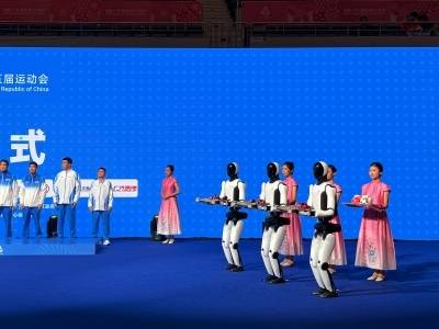 十五运会遇上高交会，机器人“客串”颁奖礼仪