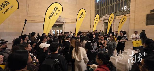 “全球智能影像第一股”的影石创新于今年4月发售的全景相机引爆海外。图为纽约市民排队抢购。影石创新供图 “全球智能影像第一股”的影石创新于今年4月发售的全景相机引爆海外。图为纽约市民排队抢购。影石创新供图