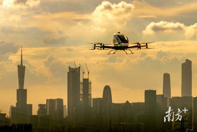 “飞行汽车第一股”亿航智能的无人驾驶载人航空器在广州进行飞行演示。 “飞行汽车第一股”亿航智能的无人驾驶载人航空器在广州进行飞行演示。