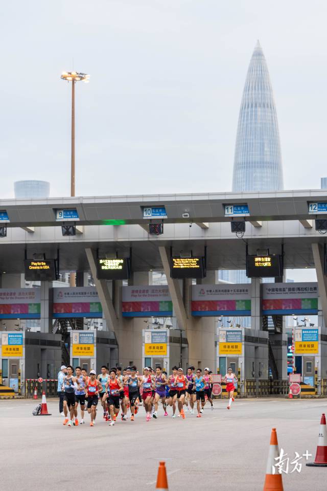 11月15日，十五运会田径（马拉松）比赛开赛。7时6分许，马拉松男子选手通过深圳湾口岸，进入香港。苏韵桦 摄
