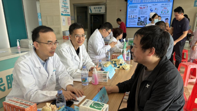 广医二院组织12个重点科室到惠州市惠东县义诊
