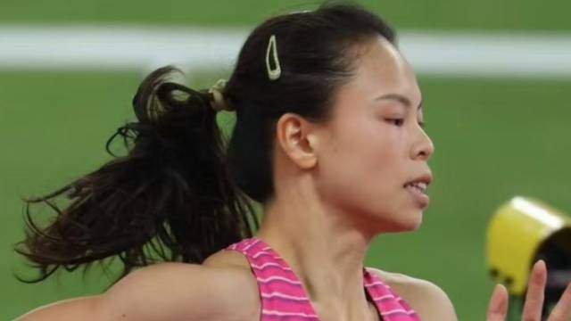 莫家蝶：最后一棒跑得有点僵，在观众的呐喊声中顶住了