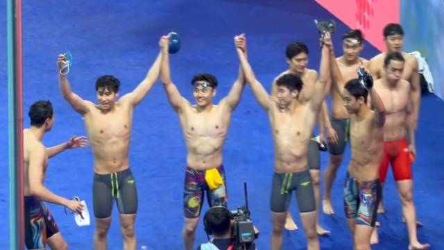 张展硕接力赛力压老将汪顺，赛后他做出这个手势……