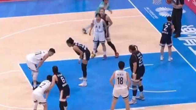 十五运会女篮巅峰对决，观众加油喝彩尽显真诚热爱