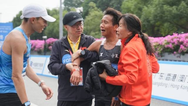 男子马拉松冠军何杰泪洒赛场：这块全运会金牌对我家乡意义太重大