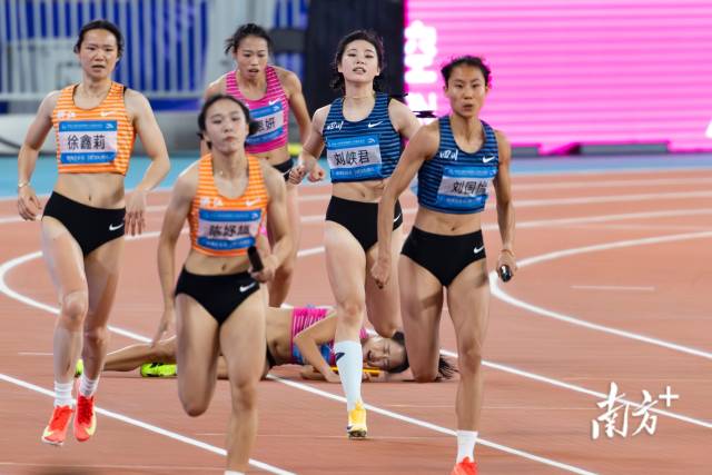 摄影侧记｜梁小静摔倒后再次站起，广东队坚持跑完全程