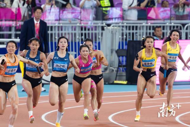 摄影侧记｜梁小静摔倒后再次站起，广东队坚持跑完全程