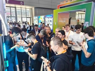 外宾齐聚高交会：定制机、无人机、人形机，都是商机