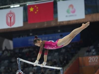 钟圻笑了！十五运会体操女子高低杠摘银