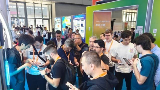 老外来了高交会丨手机壳定制机前“外”含量极高