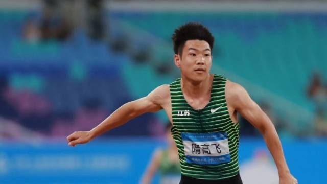 单独重赛的4×100米混合接力江苏队，赢得全场观众呐喊助威