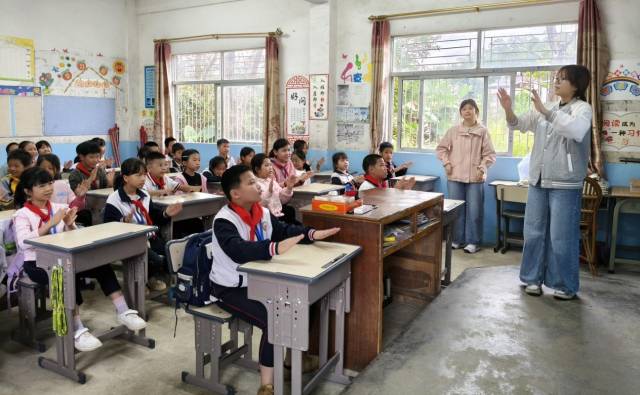 华农师生团队开展“教授进课堂”实践教学。